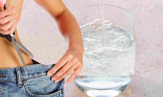 Nước khoáng giúp giảm mỡ nội tạng. Đồ họa: Hạ Mây