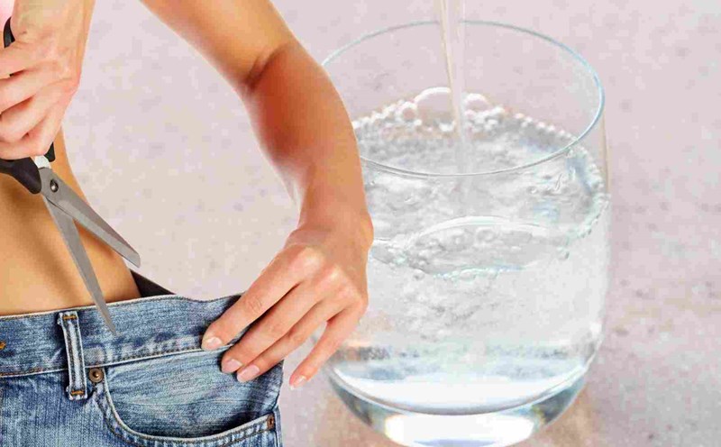 Mineral water helps reduce visceral fat. Graphics: Ha May