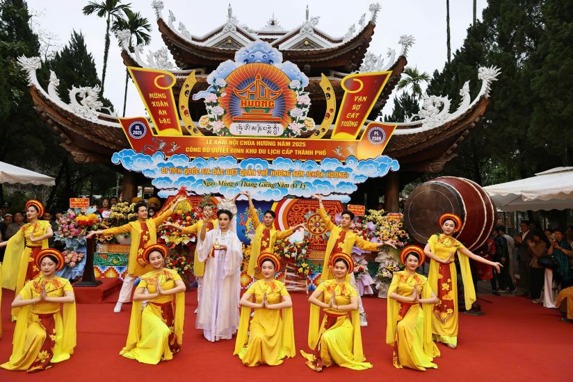 Opening ceremony of Huong Pagoda Festival 2025, announcement of decision on city-level tourist area. Photo: Hai Nguyen