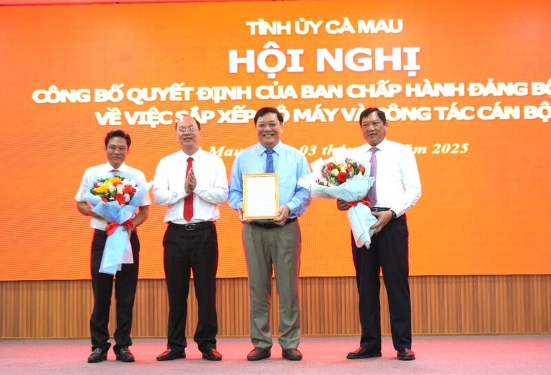 The Secretary of the Ca Mau Provincial Party Committee presented decisions and flowers to the Secretaries and Deputy Secretaries of the Party agencies of Ca Mau province. Photo: Ca Mau Electronic Information Portal
