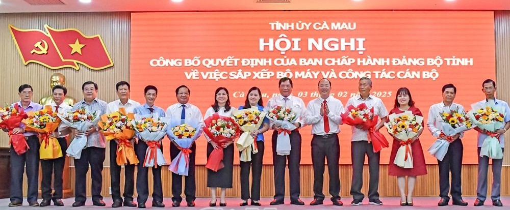 Bí thư Tỉnh uỷ Nguyễn Hồ Hải tặng hoa các đồng chí Thường trực Đảng uỷ Dân Chính Đảng và các đồng chí đại diện các Ban cán sự đảng, đảng đoàn vừa có quyết định kết thúc hoạt động.Ảnh: Báo Cà Mau