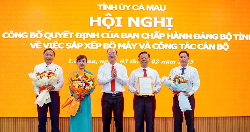 Bí thư Tỉnh uỷ Nguyễn Hồ Hải trao quyết định và tặng hoa chúc mừng các đồng chí Bí thư, Phó bí thư Đảng uỷ UBND tỉnh.Ảnh: Báo Cà Mau