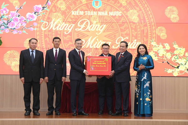 National Assembly Chairman Tran Thanh Man presents gifts to the State Audit Office. Photo: KTNN