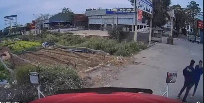 Tài xế container ôm mặt bật khóc sau vụ tai nạn với xe máy