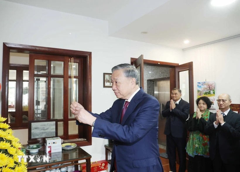 General Secretary To Lam offers incense in memory of late Prime Minister Pham Van Dong. Photo: Thong Nhat/VNA