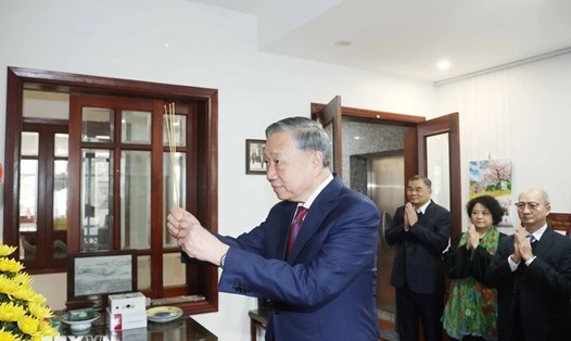 Tổng Bí thư Tô Lâm dâng hương tưởng nhớ cố Thủ tướng Phạm Văn Đồng. Ảnh: Thống Nhất/TTXVN