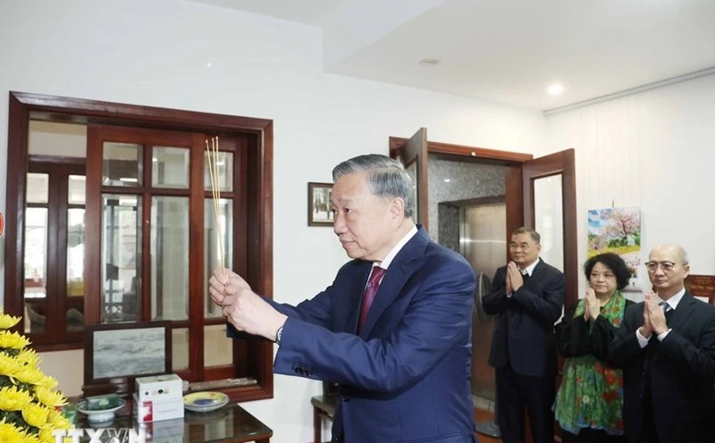 General Secretary To Lam offers incense in memory of late Prime Minister Pham Van Dong. Photo: Thong Nhat/VNA