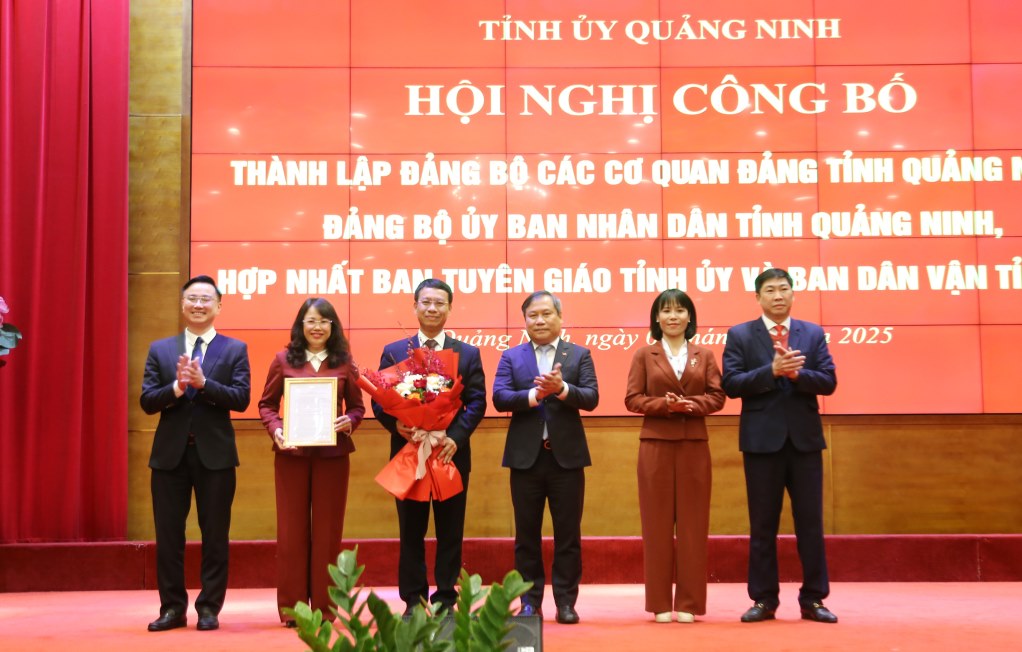 Ông Vũ Đại Thắng - Ủy viên Trung ương Đảng, Bí thư Tỉnh ủy Quảng Ninh - trao quyết định hợp nhất Ban Tuyên giáo Tỉnh ủy và Ban Dân vận Tỉnh ủy thành Ban Tuyên giáo và Dân vận Tỉnh ủy. Ảnh: Thu Chung