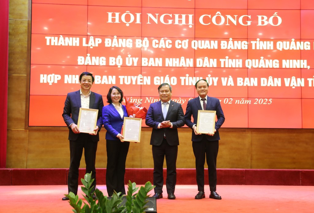 Mr. Vu Dai Thang - Member of the Party Central Committee, Secretary of the Quang Ninh Provincial Party Committee - presented the decision to establish the Party Committee of the Quang Ninh Provincial Party Agencies. Photo: Thu Chung