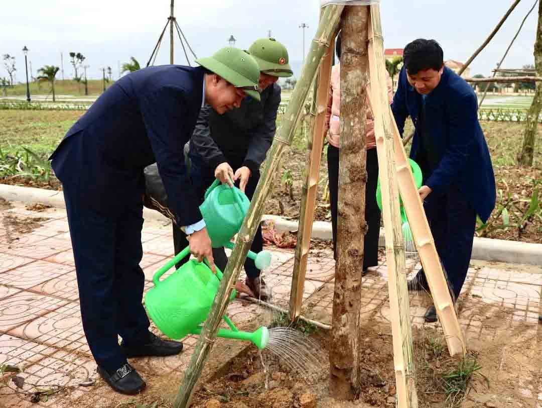 Mr. Nguyen Van Danh - Chairman of the Ha Tinh Provincial Labor Federation (far right) participated in tree planting. Photo: Mai Anh.