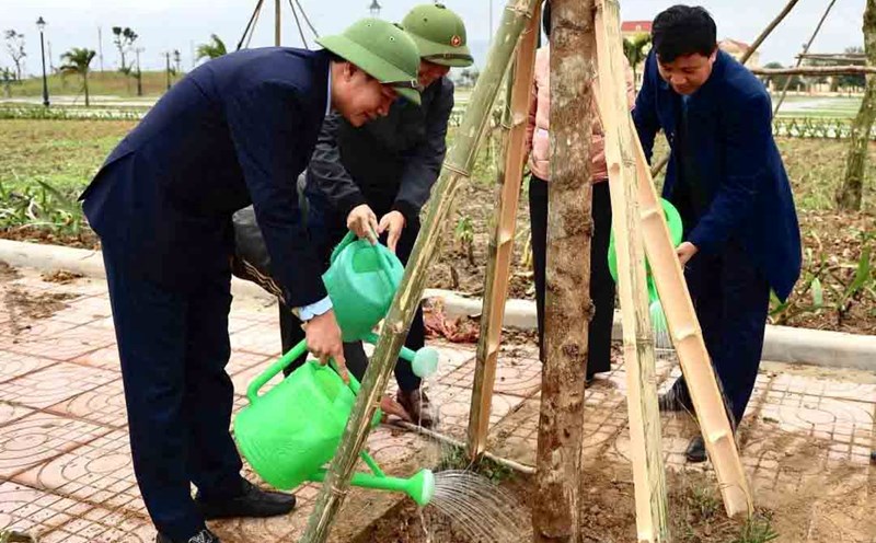 Mr. Nguyen Van Danh - Chairman of the Ha Tinh Provincial Labor Federation (far right) participated in tree planting. Photo: Mai Anh.