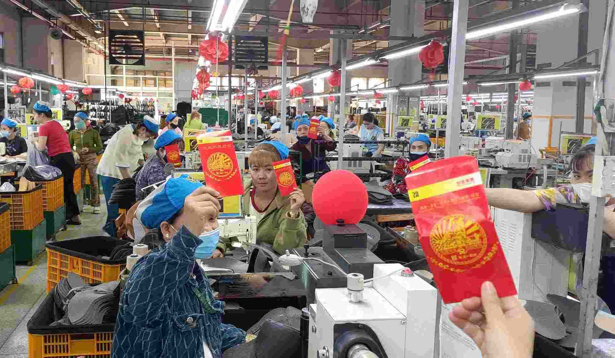 Workers returning to work on New Year's Day receive lucky money. Photo: Provided by the Trade Union