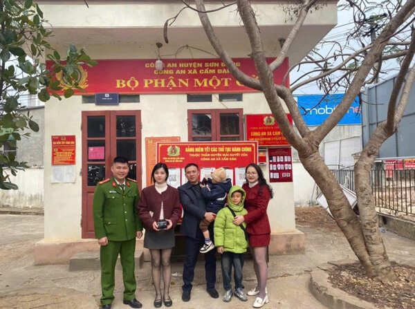 The wallet was returned to the girl who lost it. Photo: Bac Giang Police