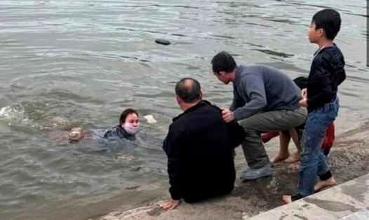 Bà Trang lập tức lao xuống hồ nước cứu sống 3 học sinh Hải Dương bị đuối nước. Ảnh: Phong Tuyết