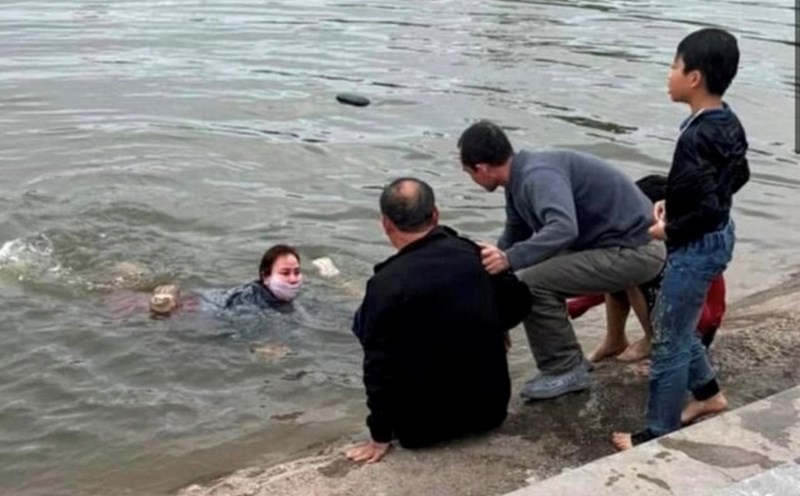 Ms. Trang immediately jumped into the lake to save the lives of three Hai Duong students who were drowning. Photo: Phong Tuyet