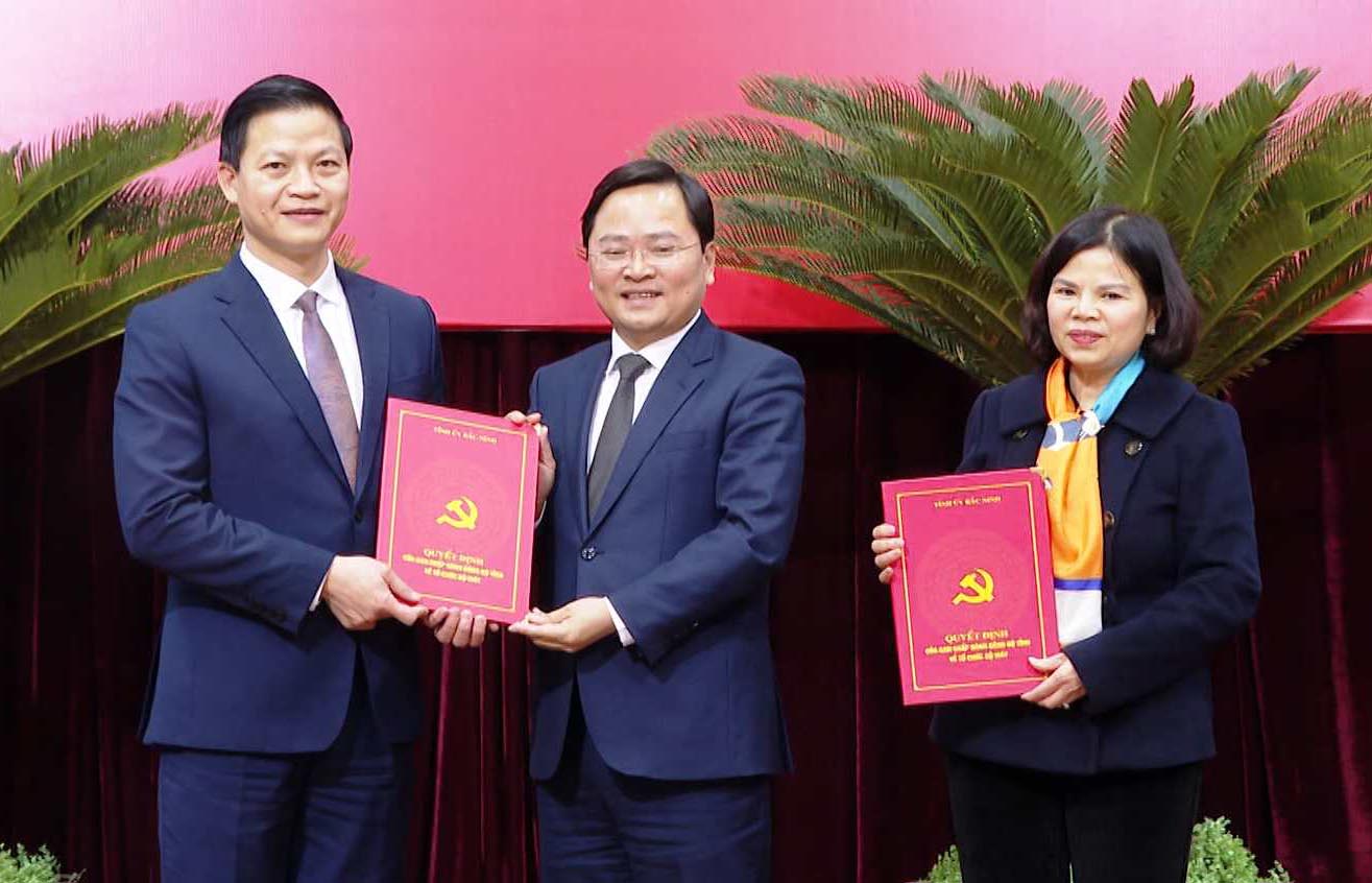 Secretary of Bac Ninh Provincial Party Committee presents Decision on establishment of Party Committees of Provincial Party Agencies and Provincial People's Committee Party Committee. Photo: Phuong Hoa