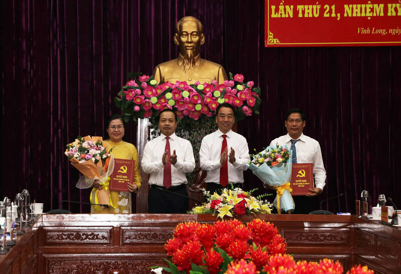 Announcement of the merger of the Provincial Party Committee's Propaganda Department and the Provincial Party Committee's Mass Mobilization Department and the leadership positions of the Provincial Party Committee's Propaganda Department and Mass Mobilization Department. Photo: Hoang Loc