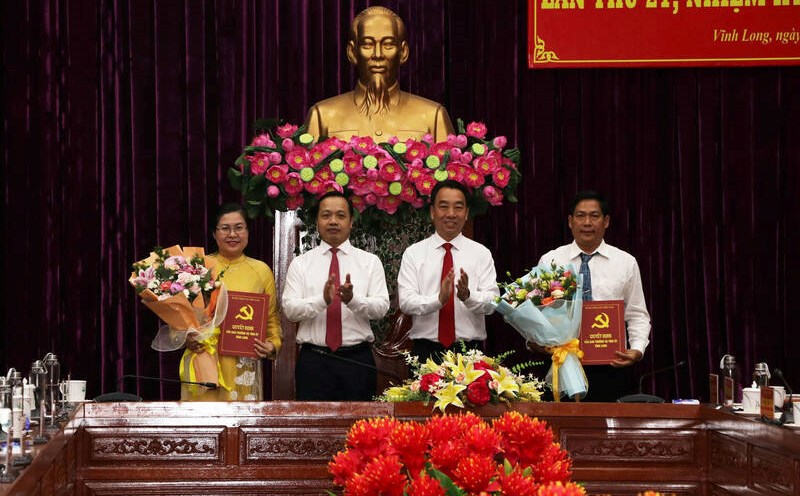 Announcement of the merger of the Provincial Party Committee's Propaganda Department and the Provincial Party Committee's Mass Mobilization Department and the leadership positions of the Provincial Party Committee's Propaganda Department and Mass Mobilization Department. Photo: Hoang Loc