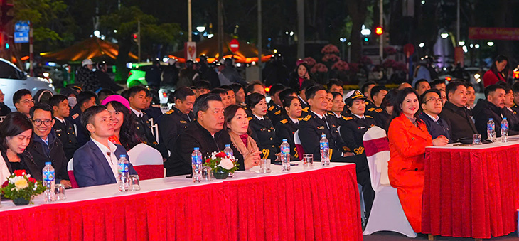 Cac dai bieu du chuong trinh nghe thuat “Dang cho ta mua xuan”. Anh: Dam Thanh