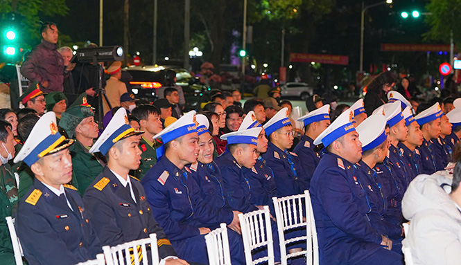 Khan gia theo doi chuong trinh nghe thuat. Anh: Dam Thanh