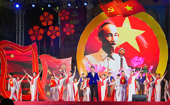Art program “The Party gives us Spring” at the square of Hai Phong Opera House on the evening of February 3. Photo: Dam Thanh