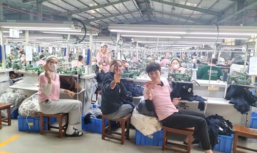 Công nhân Chi nhánh Công ty TNHH May mặc First Team Việt Nam phấn khởi nhận lì xì trong ngày đầu trở lại làm việc. Ảnh: Như Quỳnh