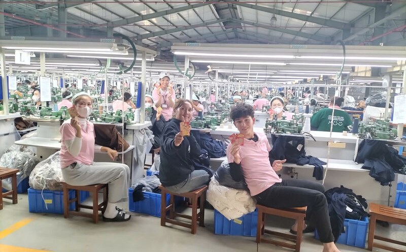Workers of First Team Garment Company Vietnam Branch excitedly received lucky money on the first day back to work. Photo: Nhu Quynh