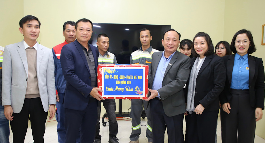 The delegation visited and presented gifts at Vinh Ninh Bio-Energy Joint Stock Company. Photo: Cong Sang