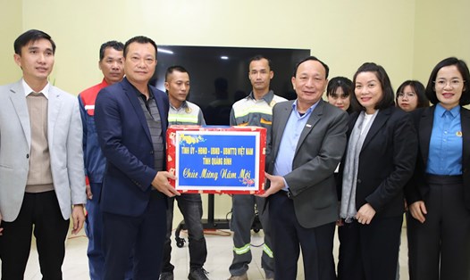 Đoàn công tác thăm, tặng quà tại Công ty Cổ phần Năng lượng sinh học Vĩnh Ninh. Ảnh: Công Sáng