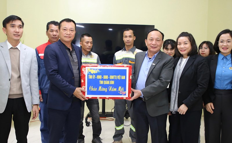 The delegation visited and presented gifts at Vinh Ninh Bio-Energy Joint Stock Company. Photo: Cong Sang