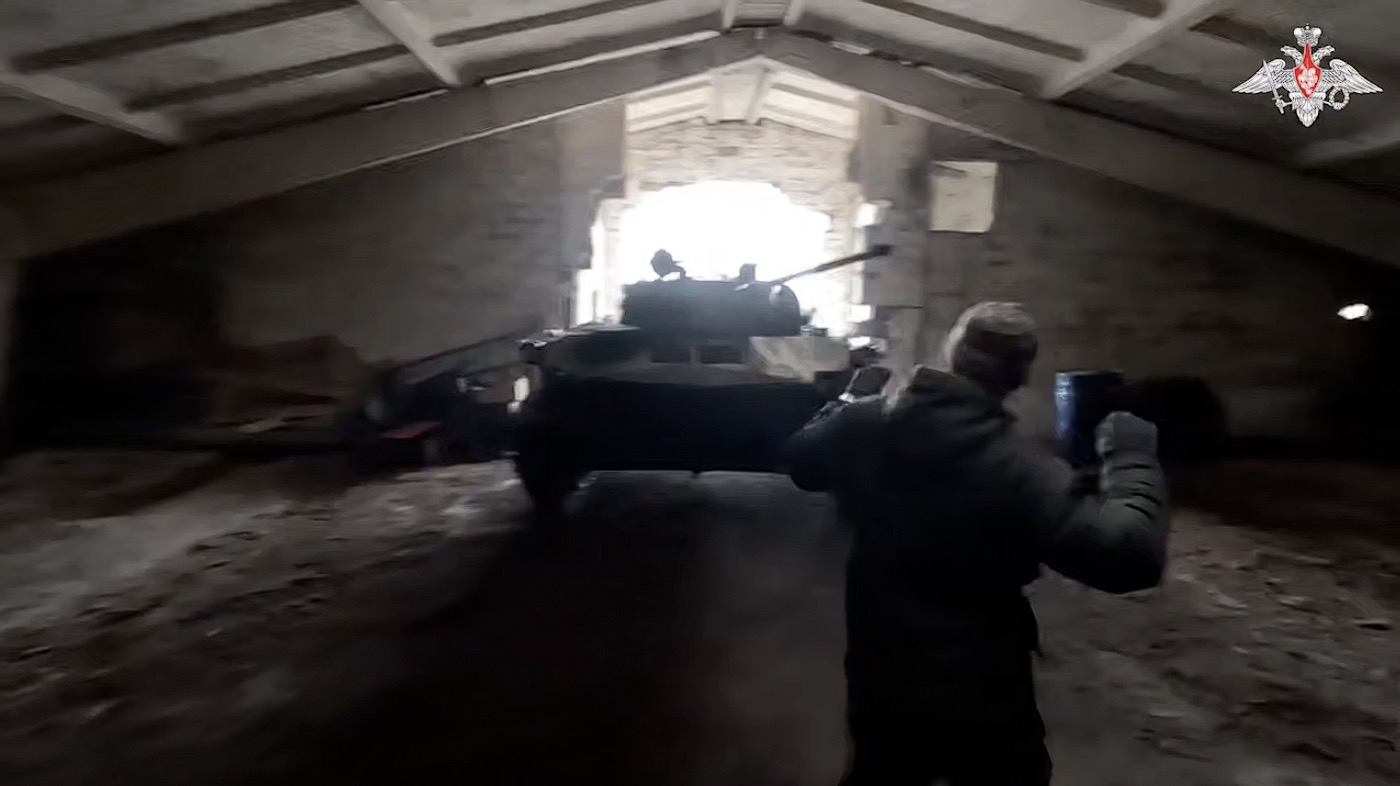 Russian tanks are repaired in a workshop on the front line. Photo: Russian Ministry of Defense