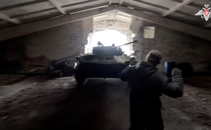 Russian tanks are repaired in a workshop on the front line. Photo: Russian Ministry of Defense