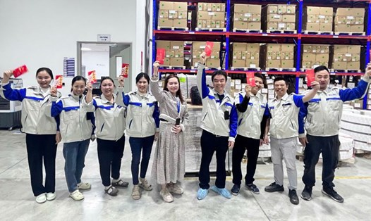 Công ty TNHH 4P vui mừng nhận lì xì năm mới trong ngày đầu làm việc trở lại sau Tết. Ảnh: Công đoàn Khu kinh tế Hải Phòng