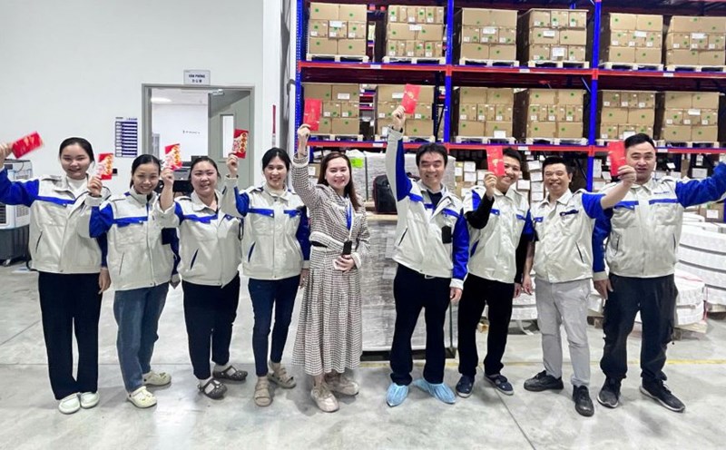 4P Company Limited happily received New Year's lucky money on the first working day after Tet. Photo: Hai Phong Economic Zone Trade Union