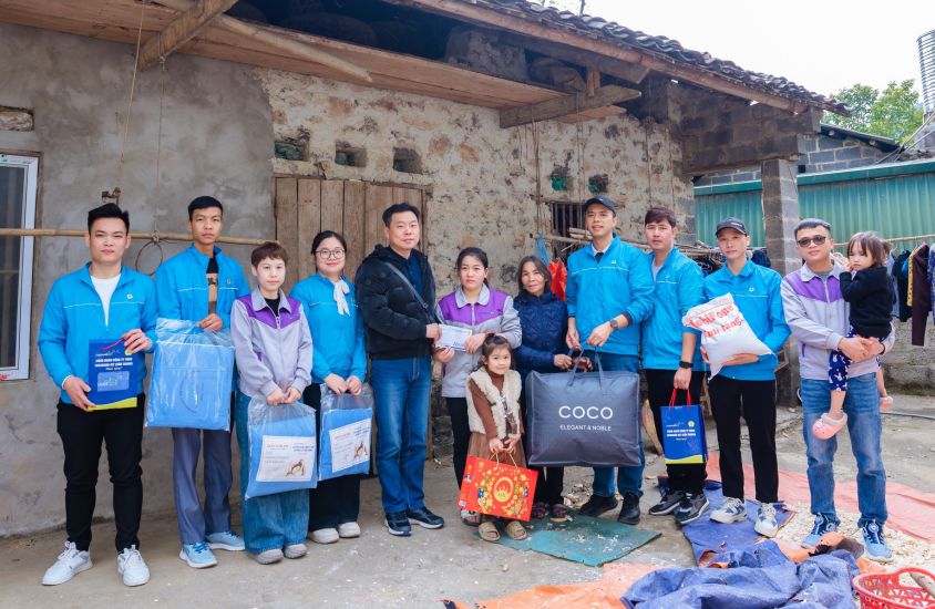 The Executive Committee of the Trade Union of Luxshare - ICT Van Trung Company (Bac Giang province) presents gifts at home to union members' families in difficult circumstances before Lunar New Year 2025. Photo: Provided by the character