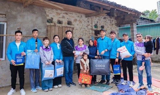 Ban chấp hành Công đoàn cơ sở Công ty Luxshare - ICT Vân Trung (tỉnh Bắc Giang) tặng quà tại nhà cho gia đình đoàn viên có hoàn cảnh khó khăn trước Tết Nguyên đán 2025. Ảnh: Nhân vật cung cấp