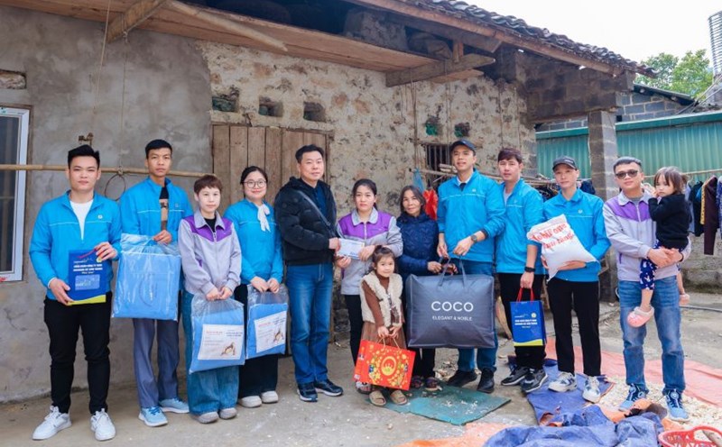 The Executive Committee of the Trade Union of Luxshare - ICT Van Trung Company (Bac Giang province) presents gifts at home to union members' families in difficult circumstances before Lunar New Year 2025. Photo: Provided by the character