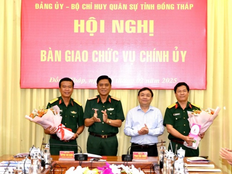 Colonel Duong Cong Sang (right) and Colonel Nguyen Viet Thang (left cover) at the ceremony to hand over the position of political commissar of the Ministry of Military Affairs of Dong Thap Province. Photo: Dong Thap electronic portal.