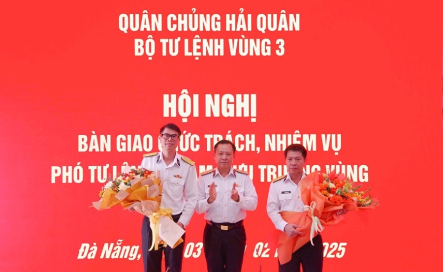 Tu lenh Vung 3 Hai quan tang hoa chuc mung cac si quan. Anh: Viet Chung/qdnd.vn  