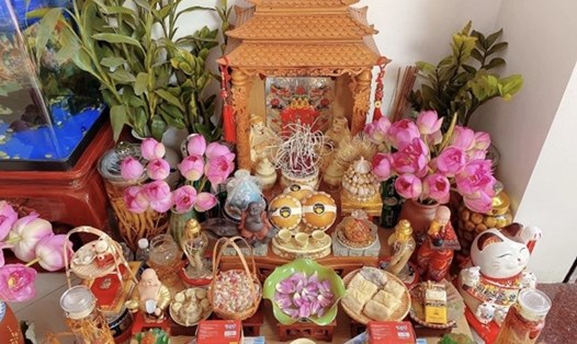 Bàn thờ Thần Tài. Ảnh: Hương Mai