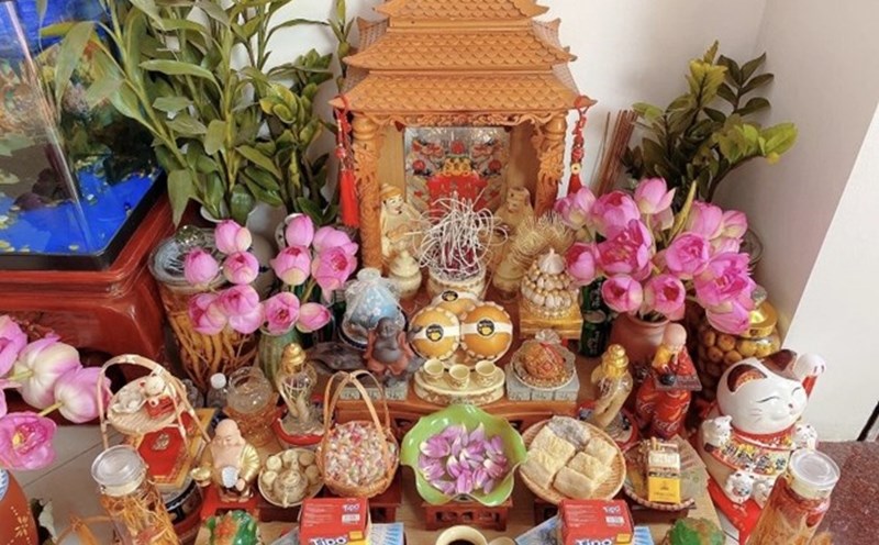 God of Wealth Altar. Photo: Huong Mai