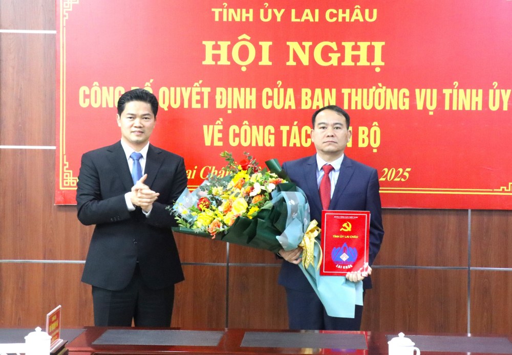Appointing Mr. Giang A Tang to hold the position of Deputy Head of the Internal Affairs Committee of Lai Chau Provincial Party Committee. Photo: VGP