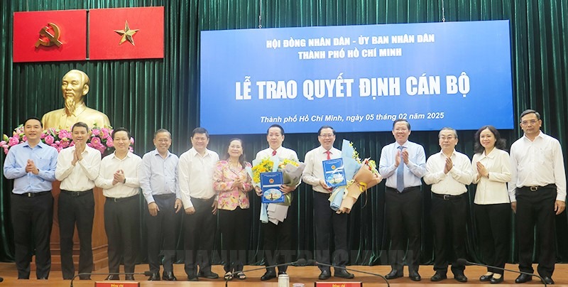 Cac lanh dao TP Ho Chi Minh va TP Thu Duc chup hinh luu niem cung cac nhan su nhan nhiem vu moi. Anh: TTDT Dang bo TP Ho Chi Minh  