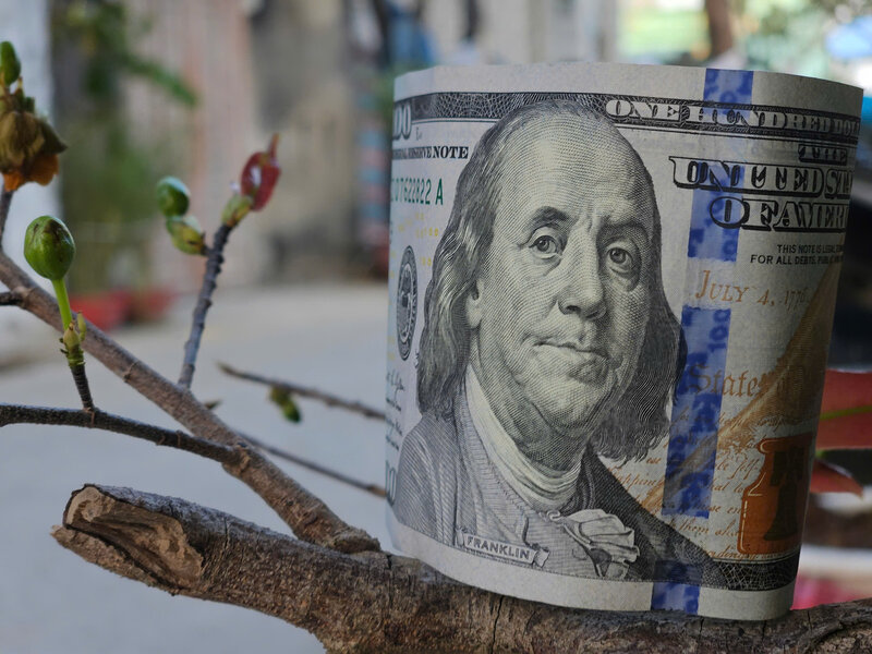 On the morning of February 4, the USD and the Chinese Yuan both increased significantly at banks. Photo: Minh Anh.