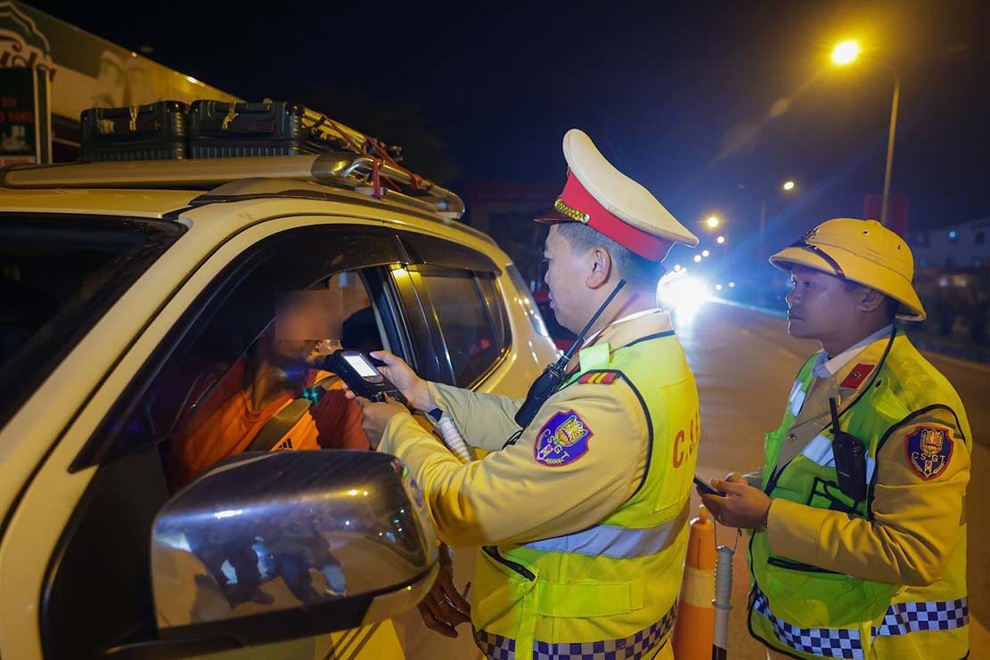 CSGT Nghệ An kiểm tra, xử lý tài xế vi phạm nồng độ cồn trong dịp Tết. Ảnh: Xuân Thủy