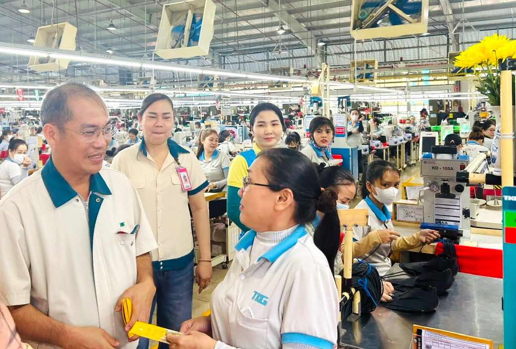 Chairman of the Trade Union of TKG Taekwang Vina Joint Stock Company gives lucky money to employees on the first working day after the Lunar New Year holiday of At Ty year 2025. Photo: Provided by the Trade Union