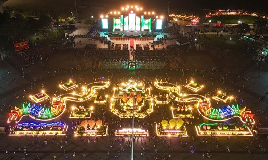 Người dân, du khách tham dự Chương trình nghệ thuật chào mừng kỷ niệm 95 năm Ngày thành lập Đảng Cộng sản Việt Nam (3.2.1930 - 3.2.2025) và đón xuân Ất Tỵ 2025. Ảnh: Hoài Luân