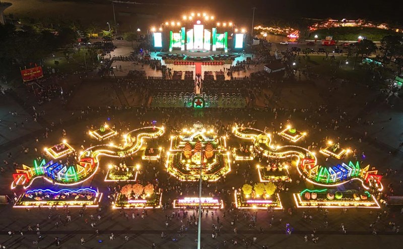 People and tourists attend the art program to celebrate the 95th anniversary of the founding of the Communist Party of Vietnam (February 3, 1930 - February 3, 2025) and welcome the spring of At Ty 2025. Photo: Hoai Luan
