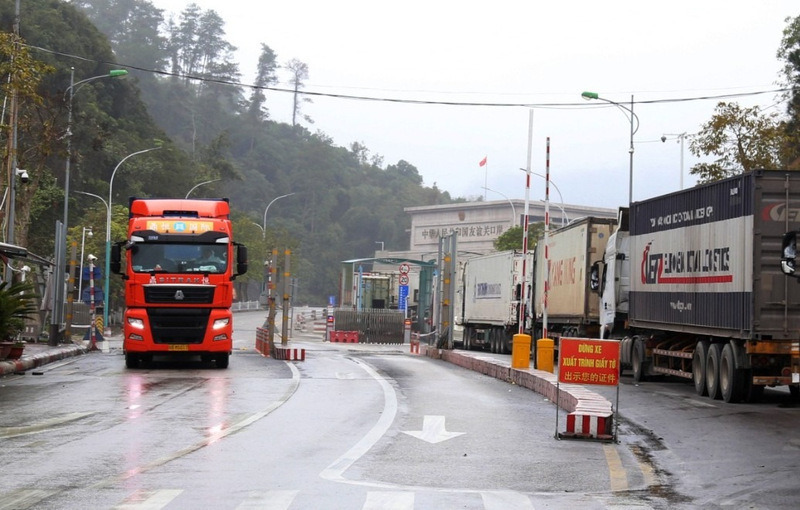 Trucks carrying import and export goods clear customs through Huu Nghi International Border Gate. Photo: Tri Dung