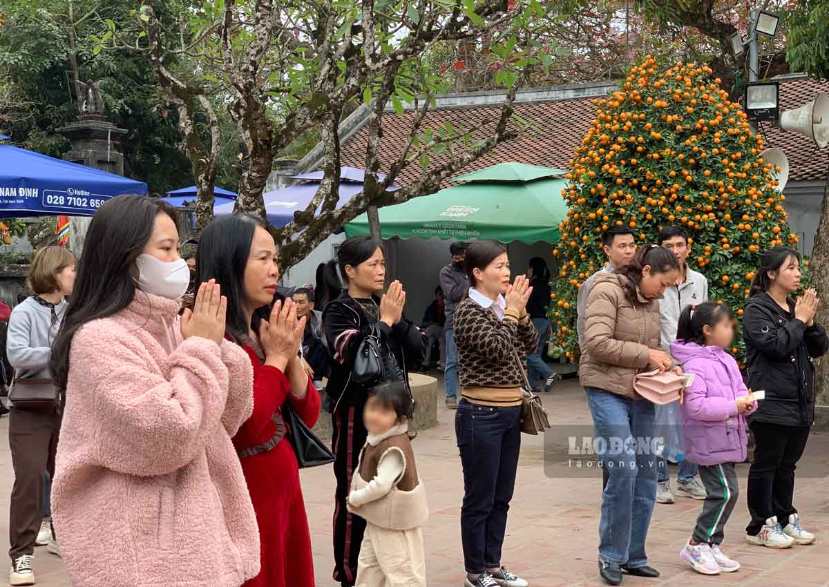 Locals and tourists visit Tran Temple during the New Year. Photo: Luong Ha